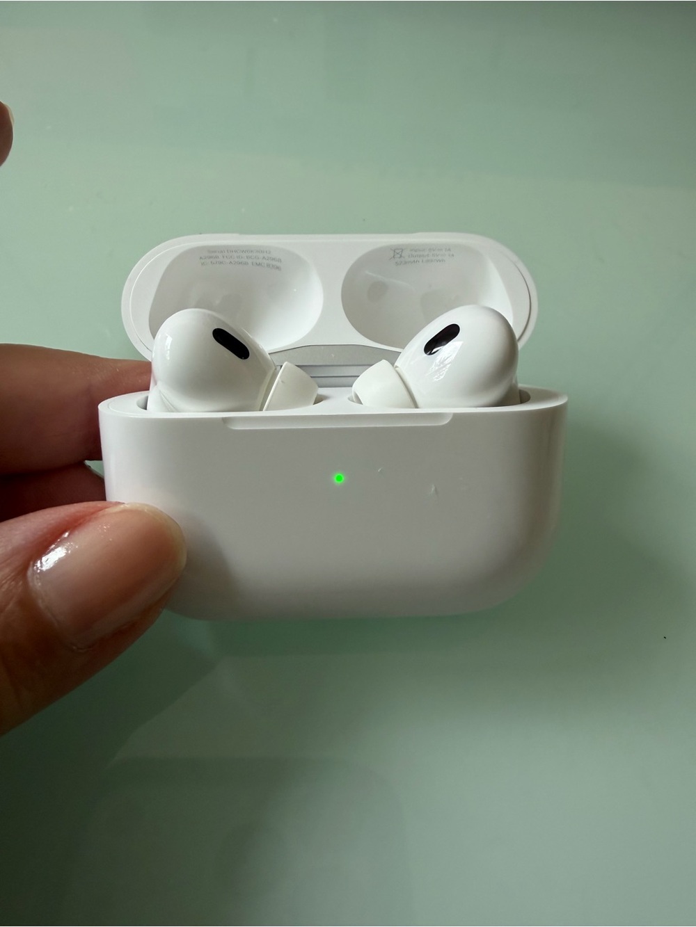 Apple AirPods 2 - White, gently used excellent condition